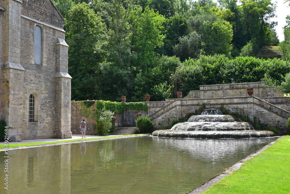 Bassin et fontaine de l'abbaye royale de Fontenay en Bourgogne, France Bassin et fontaine de l'abbaye royale de Fontenay en Bourgogne, France