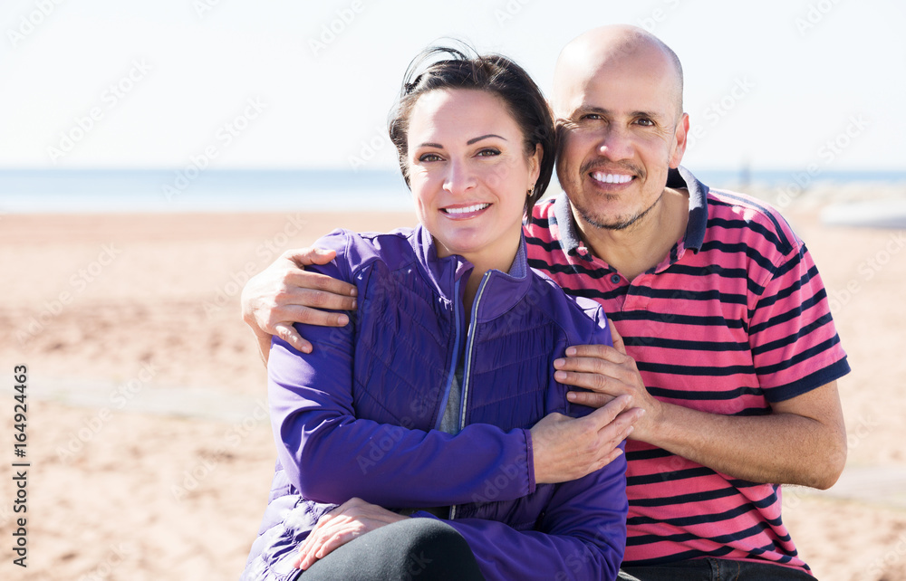 Obraz premium Couple sitting together on bench
