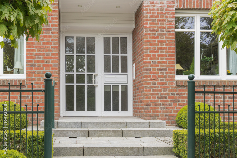 Fototapeta premium Moderne graue Haustür eines Hauses