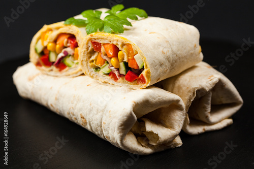 Tortilla with vegetables and hummus with chickpeas.
