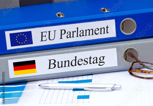 EU Parlament und Bundestag - zwei Ordner auf Schreibtisch im Büro