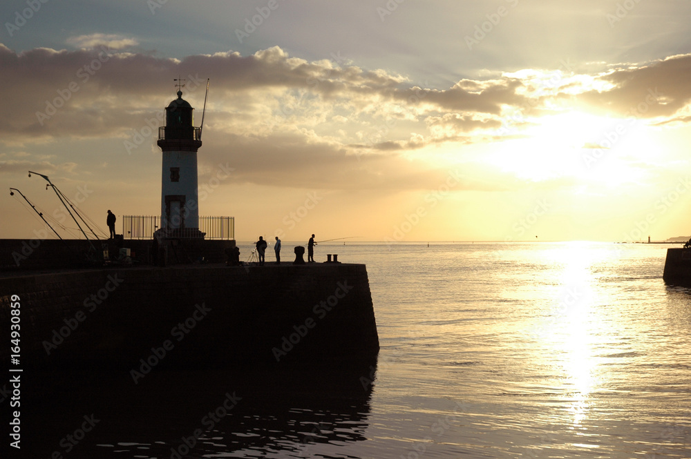 Soleil couchant sur les phares du port de Saint-Nazaire (Loire-Atlantique)