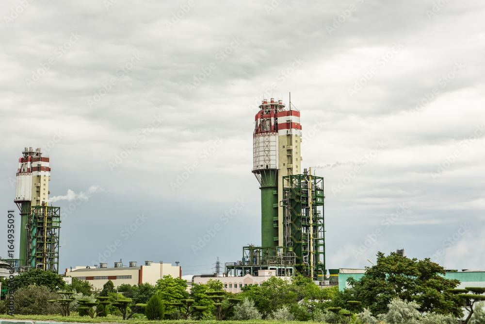 Obraz premium Ammonia Port Plant. View of industrial buildings against the sky. 