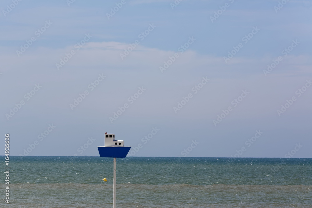 Bateau sur la Manche en effet d'optique sur la plage de Berck-sur-mer dans  le Pas-de-Calais, France Stock Photo | Adobe Stock