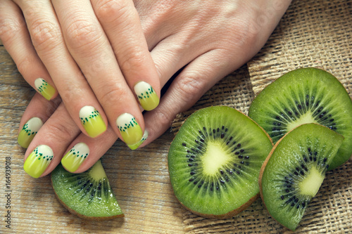 Kiwi art manicure