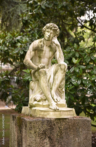 Statue d'homme au jardin du Luxembourg à Paris, France