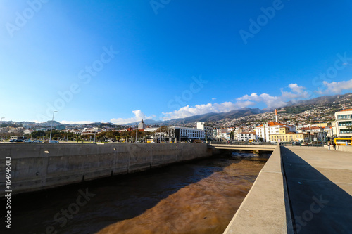 Die Hafenpromenade von Funchal auf der Insel Madeira © romanple
