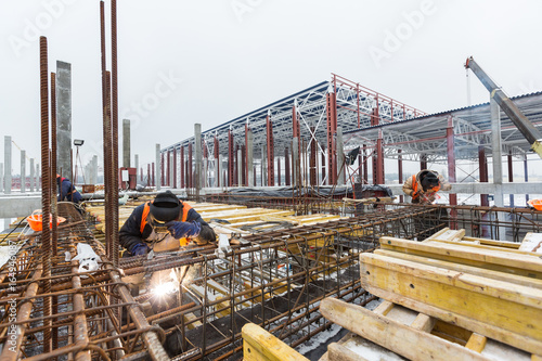 Foto welding and welders on a construction