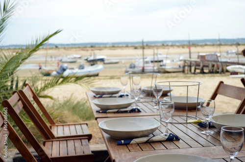 Table restaurant, Bassin d'Arcachon France © Loulou & Lily
