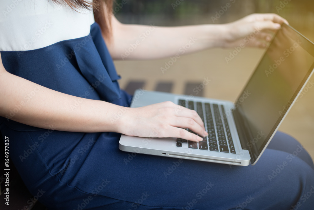 Naklejka premium Asian business women using notebook for working at outdoor