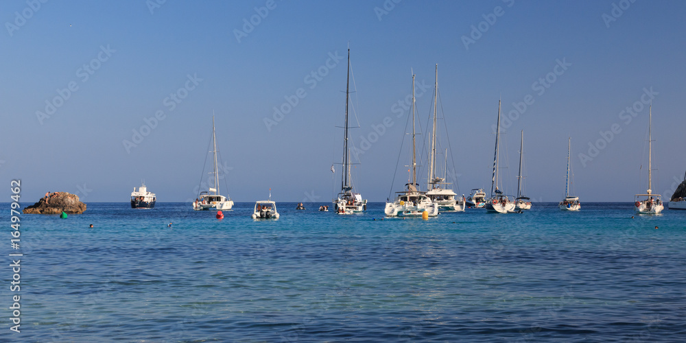 barche ormeggiate nel mare di Minorca barche ormeggiate nel mare di Minorca