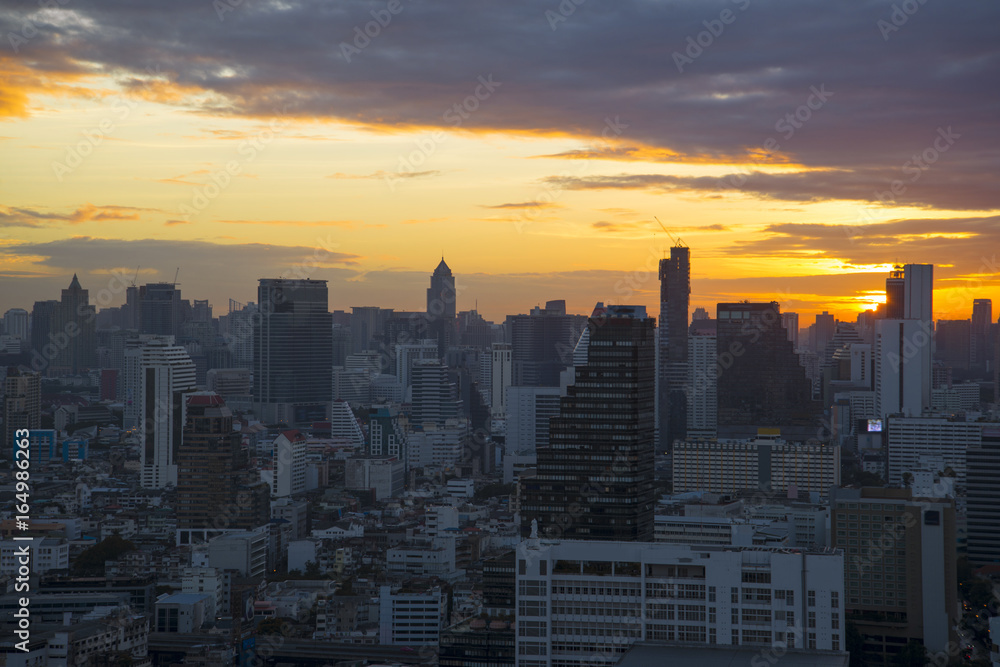 Obraz premium Bangkok skyline downtown business and residetrail district at dusk
