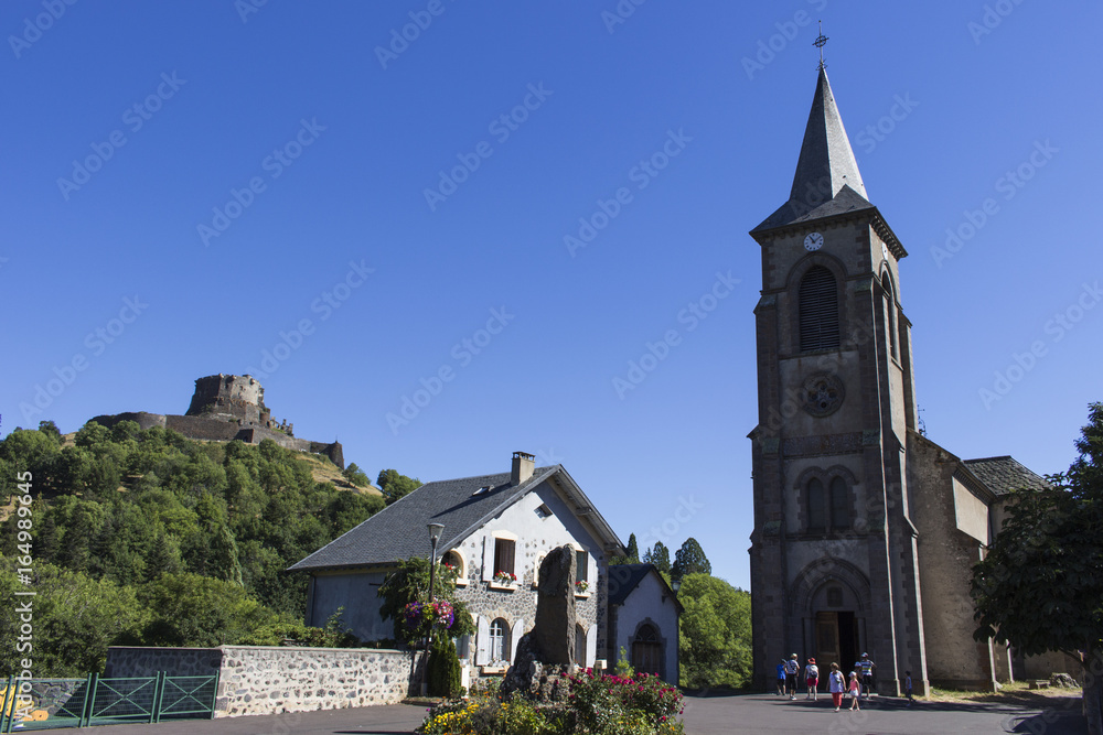 Vue sur l'église et le château de Murol