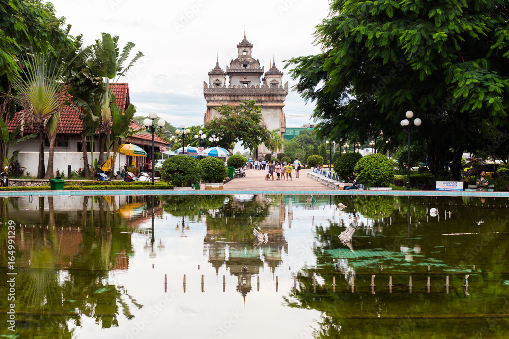 Fototapeta premium Laos Patuxai : ビエンチャン・勝利の門・パトゥーサイ