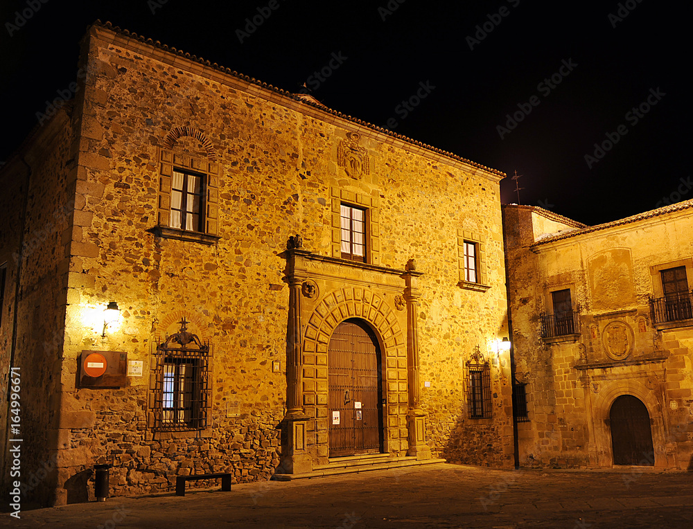 Palacio episcopal en Cáceres por la noche, España