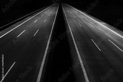 Leere Autobahn A5 in Deutschland bei Nacht in schwarzweiß