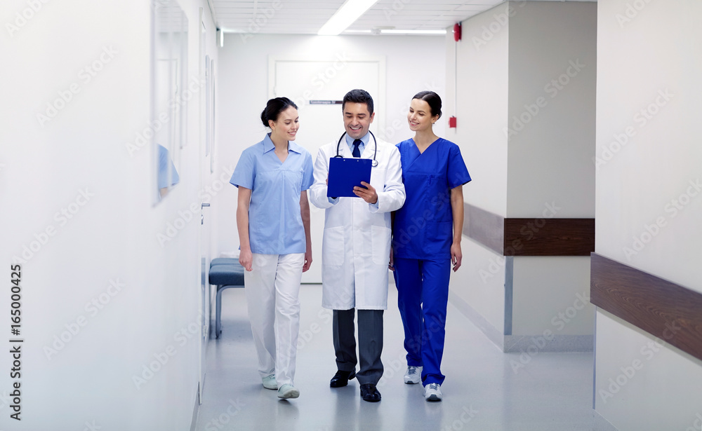 Fototapeta premium group of smiling medics at hospital with clipboard
