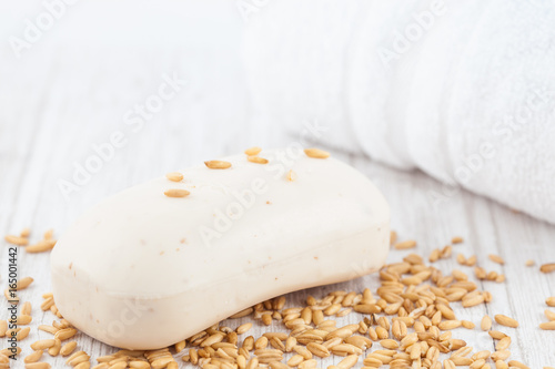 Oatmeal (Avena sativa) soap and whole grains