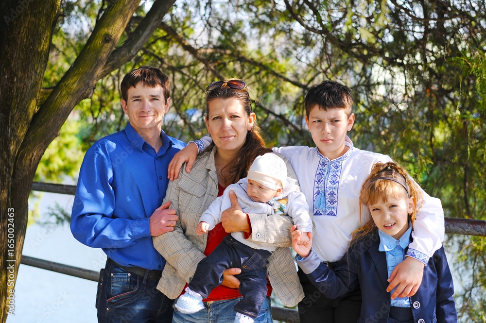 Obraz premium The whole family is walking around the river