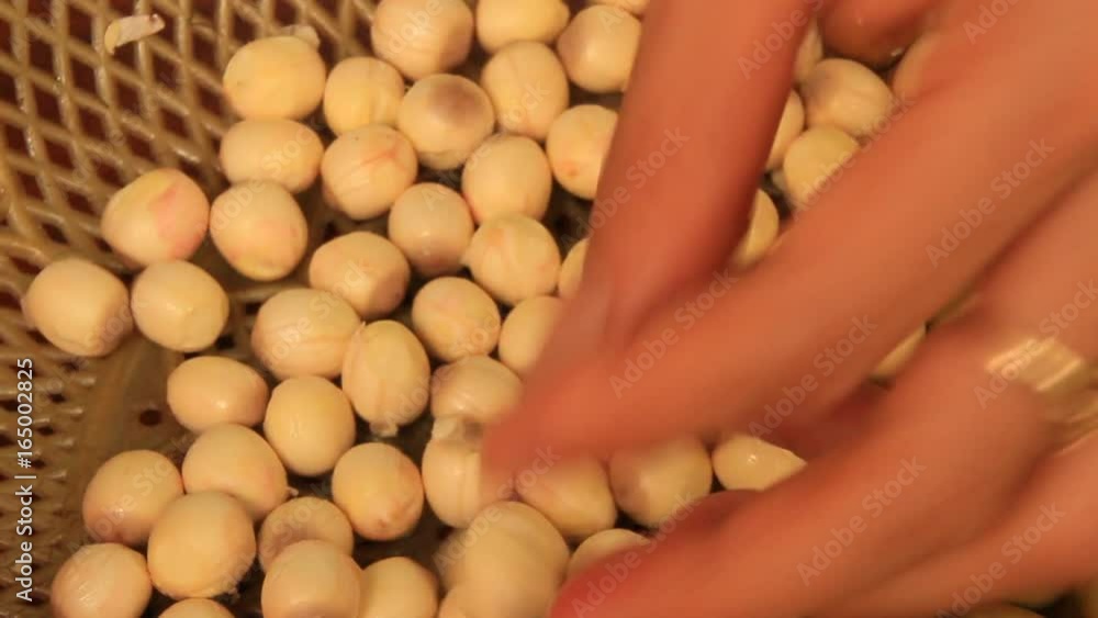 Peeled lotus seeds into food with a knife
Peeled lotus seeds into food with a knife