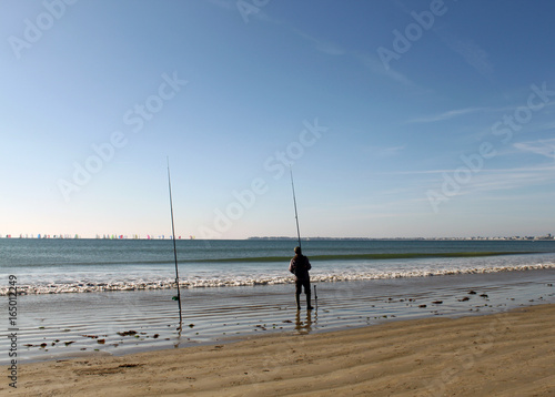 Un pecheur sur la plage de La Baule photo