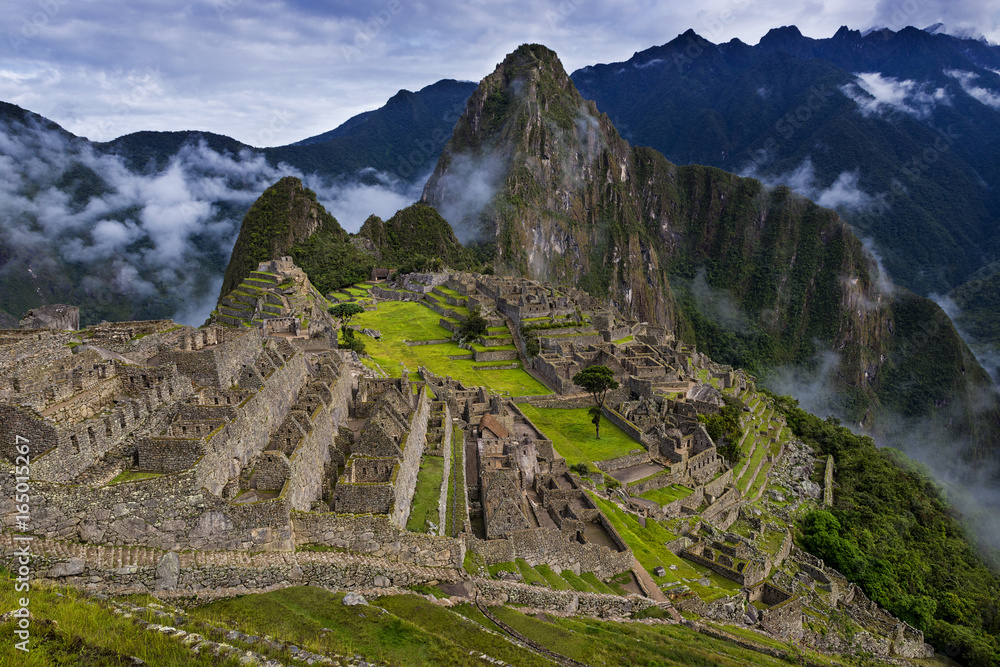 Φωτογραφία View of Machu Picchu and the surrounding mountains above the Sacred Valley, in P