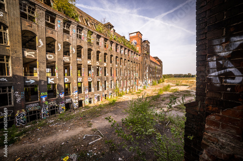 Blick auf eine verlassenes Fabrikgebäude. Lost Place Hannover photo