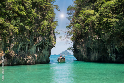 Beautiful landscape of rocks mountain and crystal clear sea with longtail boat at Phuket, Thailand Fototapet