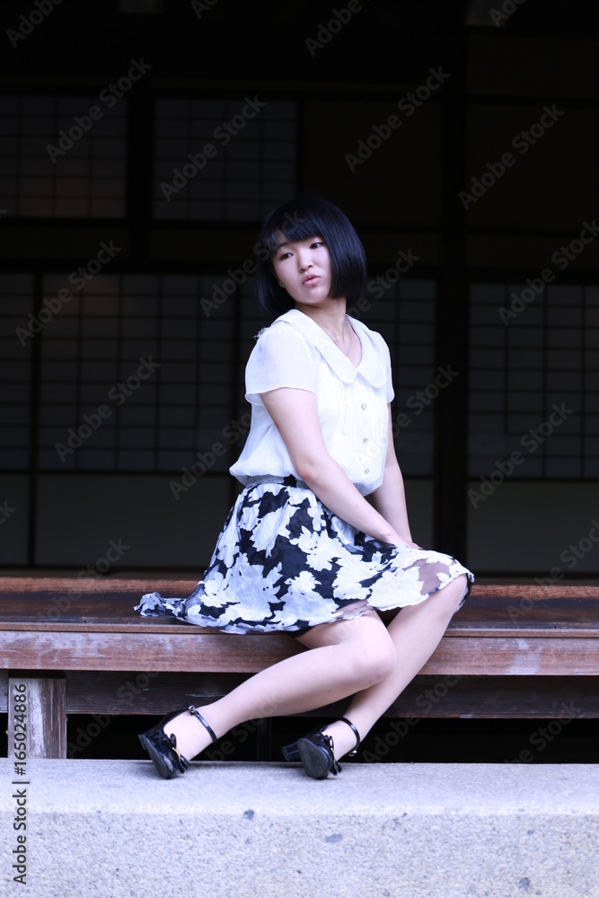 縁側に座る女性 Stock 写真 Adobe Stock