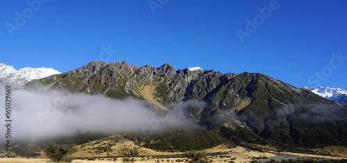 Fototapeta Naklejka Na Ścianę i Meble -  Low level of cloud with high mountain range background