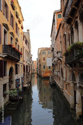 Fototapeta Naklejka Na Ścianę i Meble -  colorful houses and canal in Venice, Italy