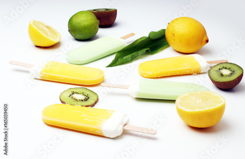 Homemade popsicles with kiwi and lemon