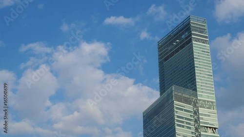 大阪ミナミ あべのハルカスと流れる雲（タイムラプス）