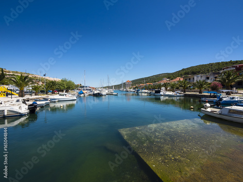 Das Fischerdorf Marina mit Bucht und Yachthafen, Mitteldalmatien, Dalmatien, Adriaküste, Kroatien © David Brown