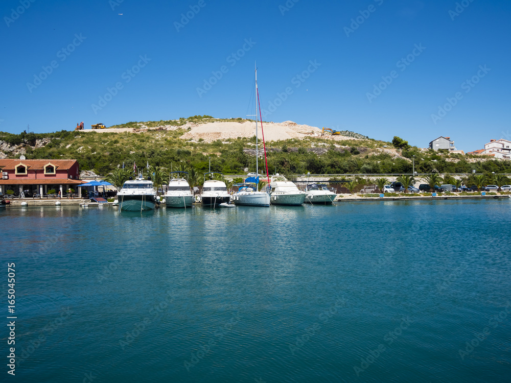 Das Fischerdorf Marina mit Bucht und Yachthafen, Mitteldalmatien, Dalmatien, Adriaküste, Kroatien