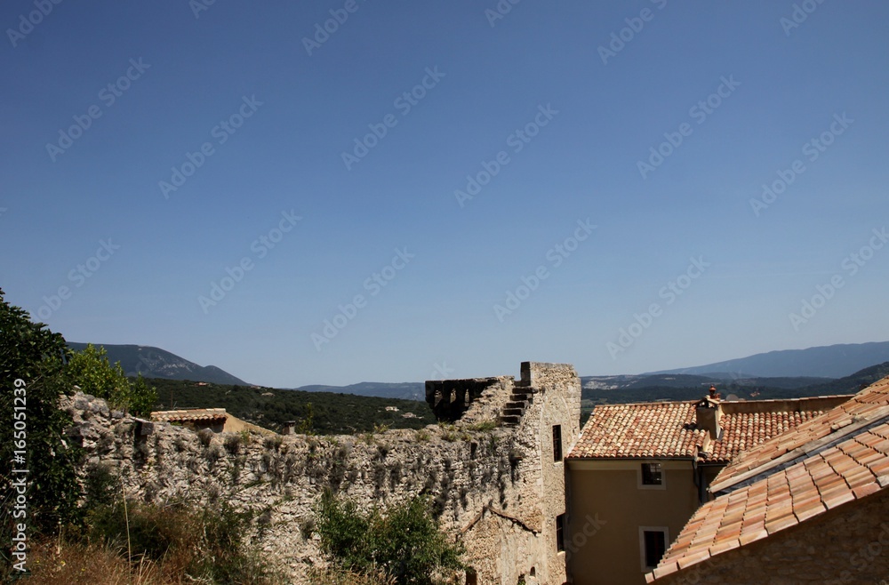 Le village de Saint-Saturnin lès-Apt en Provence dans le Vaucluse