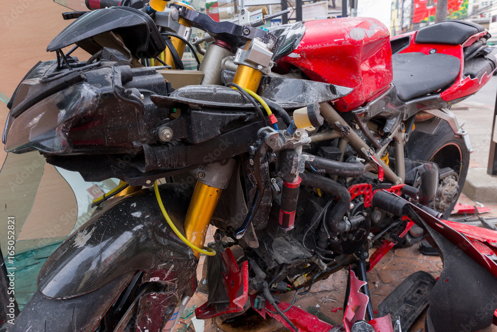Fototapeta premium Wypadek motocykla na ulicy miasta
