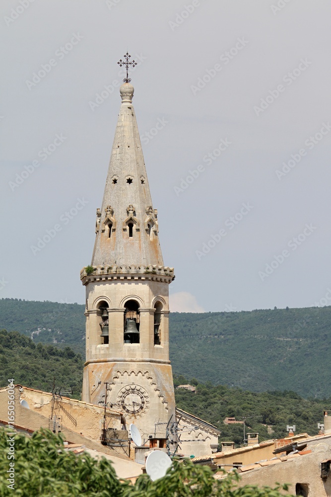 le village de Saint-Saturnin-lès-Apt en Provence dans le vaucluse