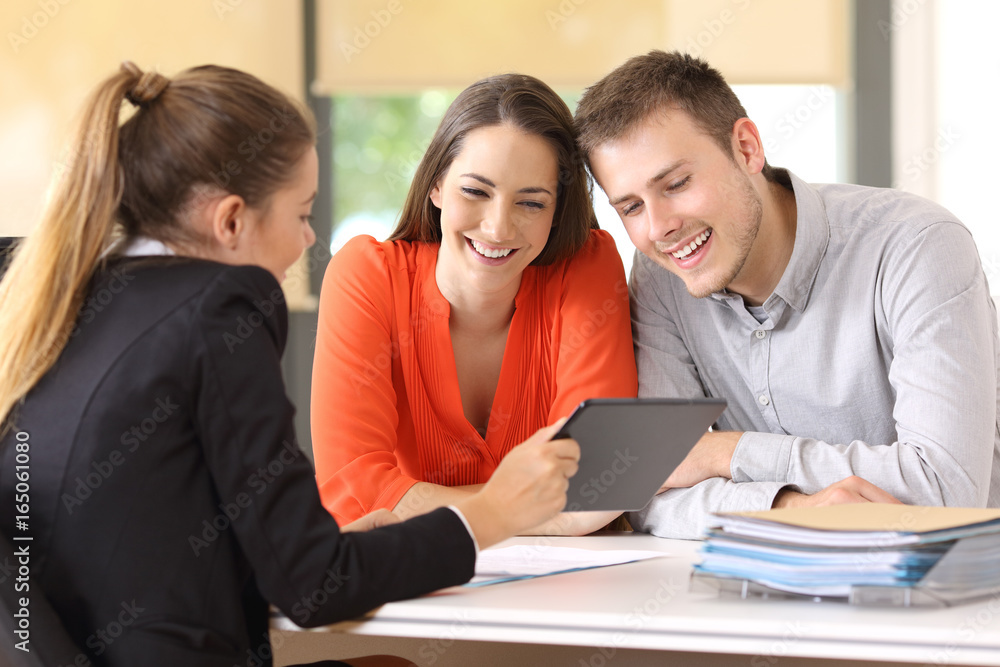 Seller showing on line product to the customers Seller showing on line product to the customers