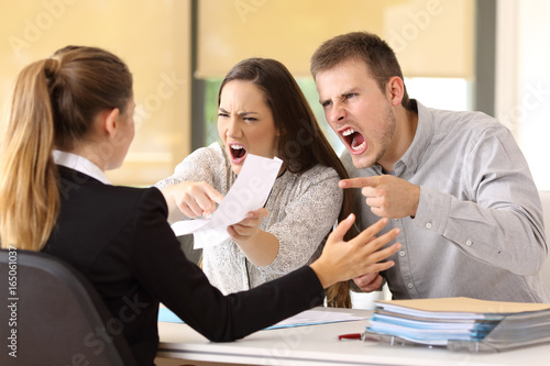Obraz na plátne Angry couple claiming at office