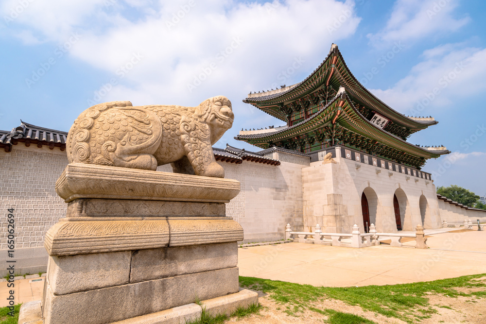 Naklejka premium Gwanghwamun Gate, Gyeongbokgung Palace in Seoul, South Korea.