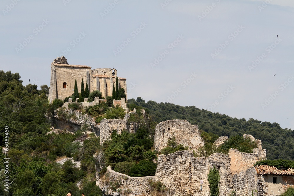 le village de Saint-Saturnin-lès-Apt en Provence dans le vaucluse