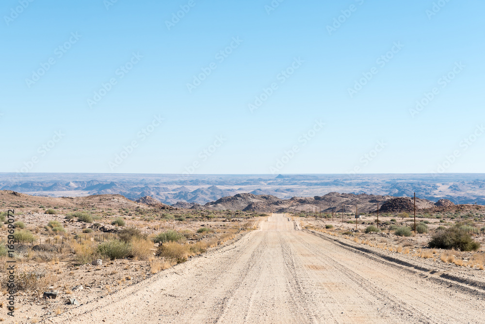 Road from the N14-road to the Onseepkans border post