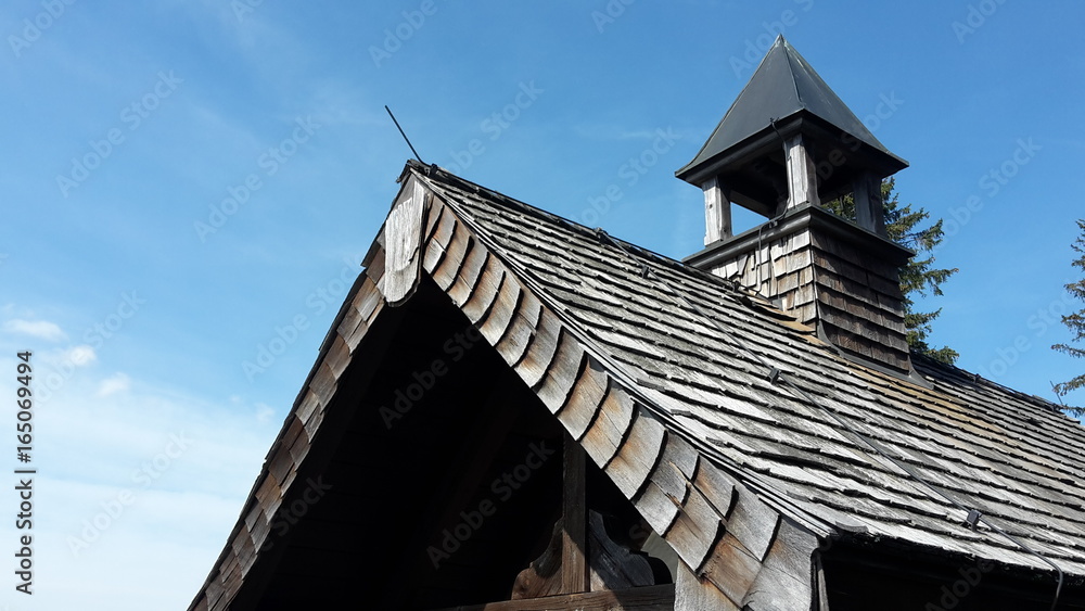 Dach einer kleinen Kapelle auf dem berg Neureuth in Bayern Dach einer kleinen Kapelle auf dem berg Neureuth in Bayern
