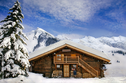 le chalet en bois enneigé en hiver à la montagne la Clusaz 