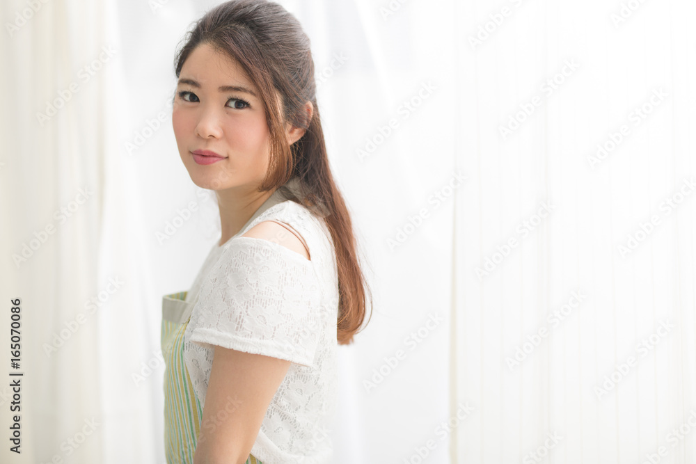 エプロン姿の女性 エプロン姿の女性