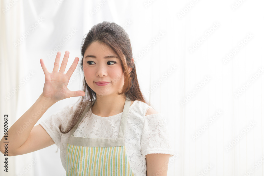 エプロン姿の女性 エプロン姿の女性