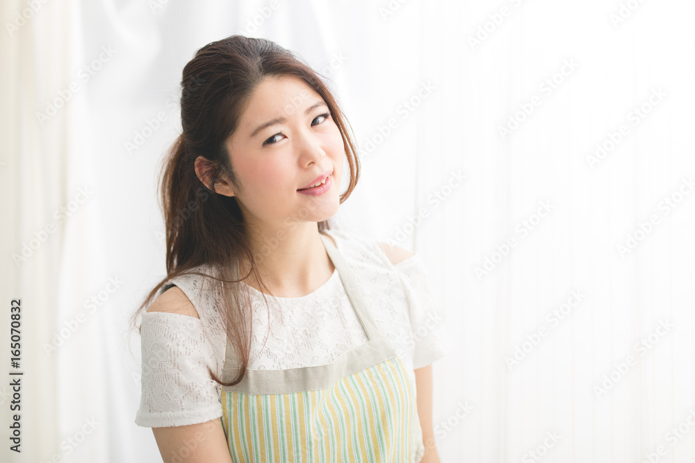 エプロン姿の女性 エプロン姿の女性