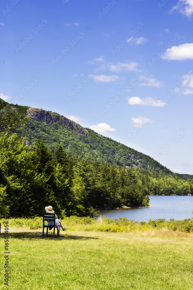 Obraz premium Sitting in the shade at Jordan’s Pond