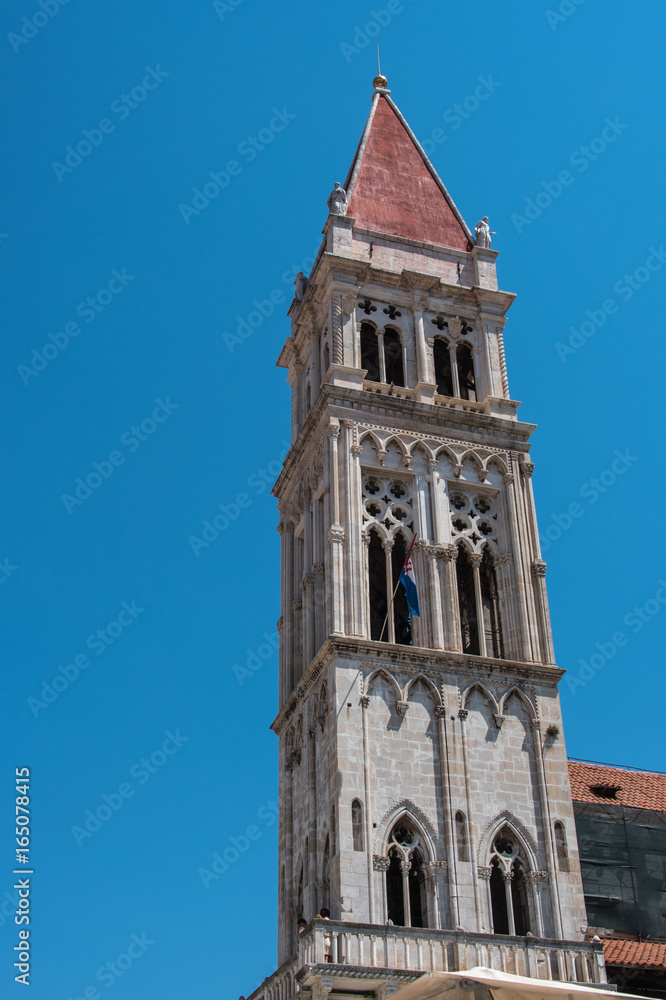 clocher de la cathédrale Saint-Laurent de Trogir en Croatie